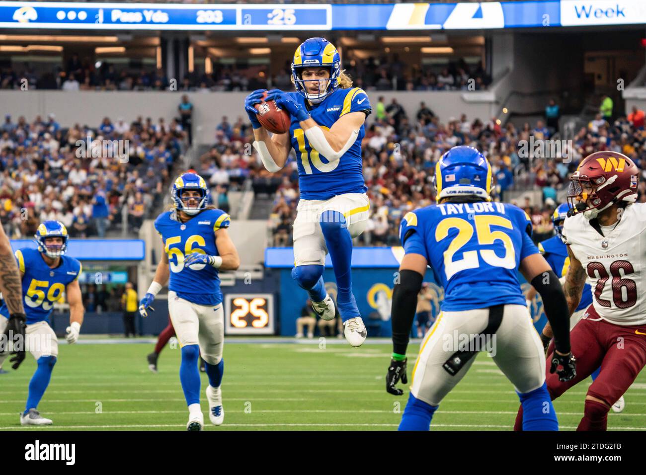 Ben Skowronek (18 ans), receveur du Wide des Los Angeles Rams Wide, descend un punt lors d'un match de la NFL contre les Washington Commanders, dimanche 17 décembre 2023, au SoFi Stadium, à Inglewood, EN CALIFORNIE, les Rams ont battu les commandants 28-20. (Jon Endow/image du sport) Banque D'Images