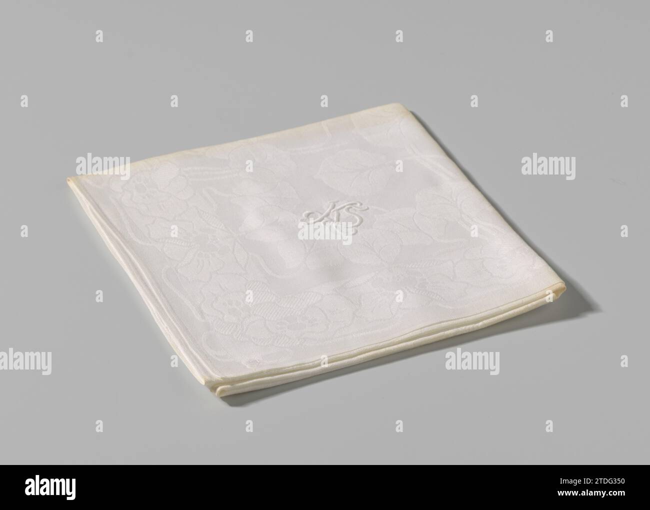 Serviette Linnamast avec des feuilles, anonyme, c. 1890 - c. 1910 serviette Linnamast avec des feuilles sur des tiges sinueuses et un bord de fleurs stylisées. La serviette a un numéro cousu (2559 en rouge sur blanc) et un monogramme blanc brodé KS. La serviette fait partie de cinq serviettes (BK-1970-129-B à BK-1970-129-G) et d'une nappe (BK-1970-129-A). lin (matériel) Damask Linnamast serviette avec des feuilles sur des tiges enroulées et un bord de fleurs stylisées. La serviette a un numéro cousu (2559 en rouge sur blanc) et un monogramme blanc brodé KS. La serviette fait partie de cinq serviettes (BK-1970-129-B à BK-1970-129-G) et a ta Banque D'Images