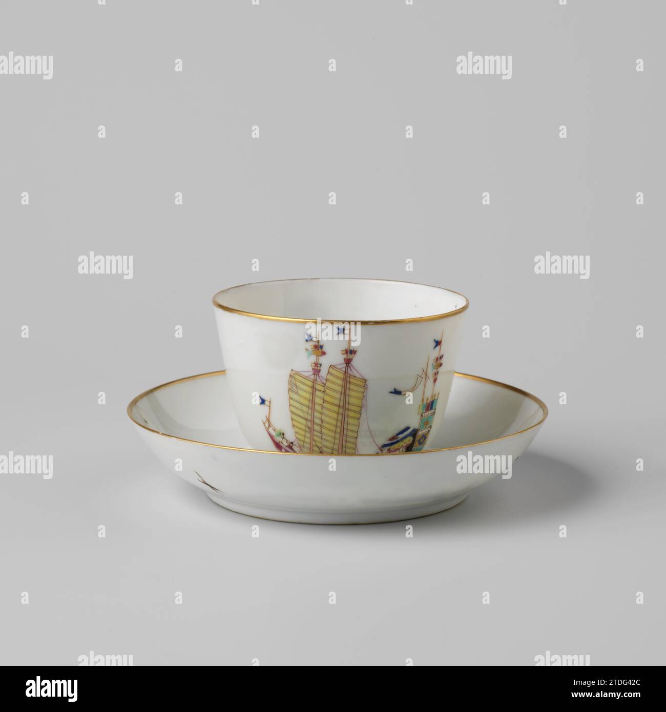 Tasse et soucoupe avec une jonque chinoise et les armes d'Amsterdam, anonyme, c. 1800 - c. 1899 tasse et soucoupe en porcelaine, peintes sur la glaçure en bleu, rouge, rose, vert, jaune, noir et or. Sur le devant du plat une jonction chinoise avec un équipage sur les vagues, au-dessus de l'arme d'Amsterdam. La tête avec la même décoration. Porcelaine d'arme. Porcelaine de Chine. glaçage. Peinture or (métal) / dorure / vitrification Amsterdam. Tasse en porcelaine de Chine et soucoupe, peinte sur la glaçure en bleu, rouge, rose, vert, jaune, noir et or. Sur le devant du plat une jonction chinoise avec un équipage sur les vagues, Banque D'Images
