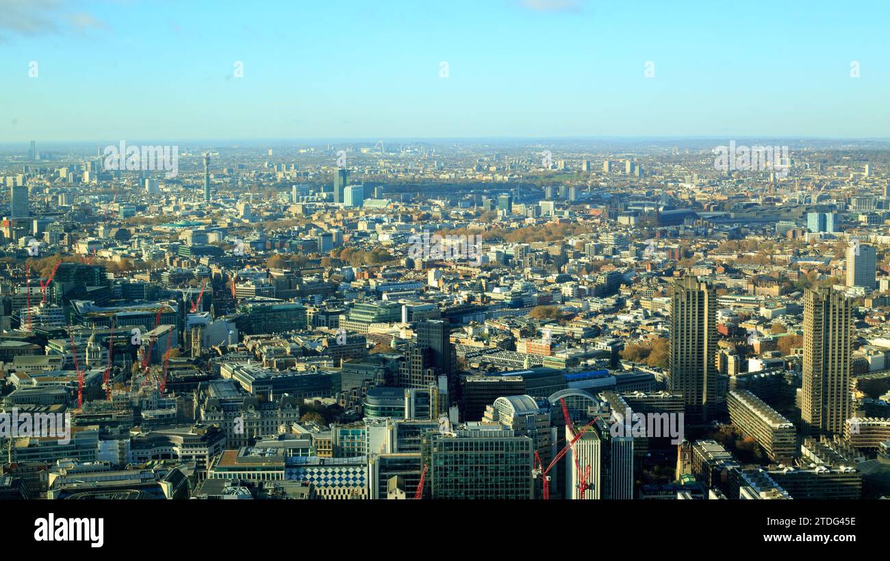 Vue aérienne au-dessus de Londres, prise à travers le verre depuis Horizon Tower Banque D'Images