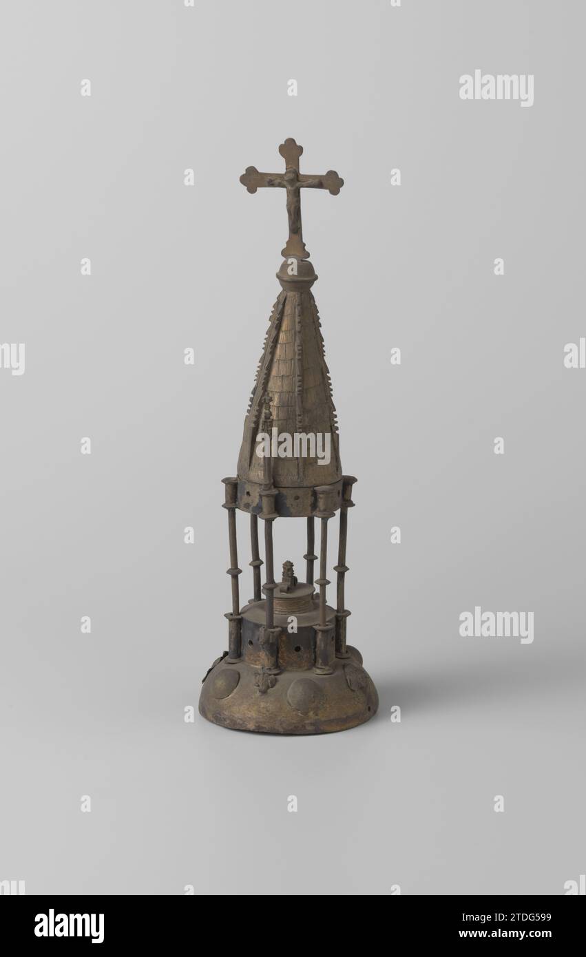 Monstrans, anonyme, c. 1600 - c. 1625 partie supérieure (couvercle) des monstrans. L'objet est constitué de pièces qui sont enfoncées, battues, coulées, sciées ou forgées, et confirmées par soudure, brème ou à l'aide de stylos. La conception est médiocre. Remarquables sont les deux rosettes avec cinq fleurs de feuilles au milieu sur le couvercle sphérique et les quatre excellentes feuilles de chaque côté contre le début de la lanterne. Cologne (éventuellement) laiton (alliage) frappe (travail des métaux) / coulée / sciage / forgeage / soudure partie supérieure (couvercle) des monstrans. L'objet est composé de pièces qui sont entraînées, battues, coulées, sciées ou forgées, et c Banque D'Images
