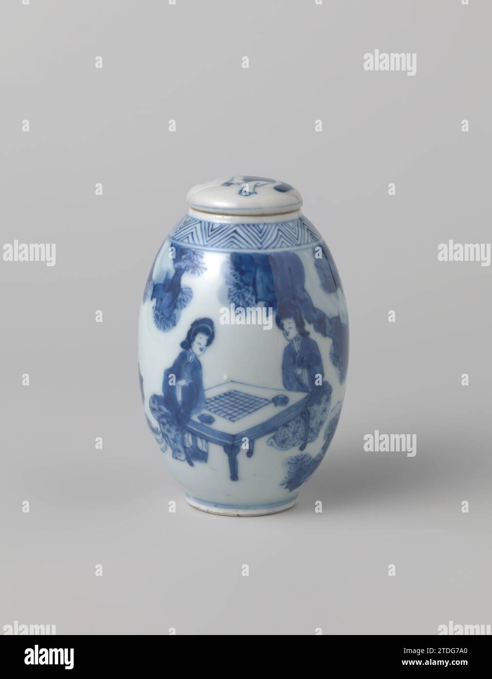 Pot couvert d'ovoïde avec des femmes et un garçon dans un paysage, anonyme, c. 1680 - c. 1720 couvercle en forme d'oeuf pot de porcelaine, peint en bleu sous-couche. Sur le mur, un paysage continu et rocheux avec deux femmes jouant à une table «Go», tandis qu'une troisième femme, un éventail dans sa main, et un garçon (fou) regardant. Sur l'épaulement un lien avec le travail de l'arbre. Un garçon dansant sur le couvercle. Marqué sur le dessous avec une feuille d'artémisia. Le couvercle est collé. Bleu blanc. Porcelaine de Chine. glaçage. Cobalt (minéral) peinture couvercle en forme d'oeuf pot en porcelaine, peint en bleu sous-couche. Sur le mur un paysage continu et rocheux avec deux wom Banque D'Images