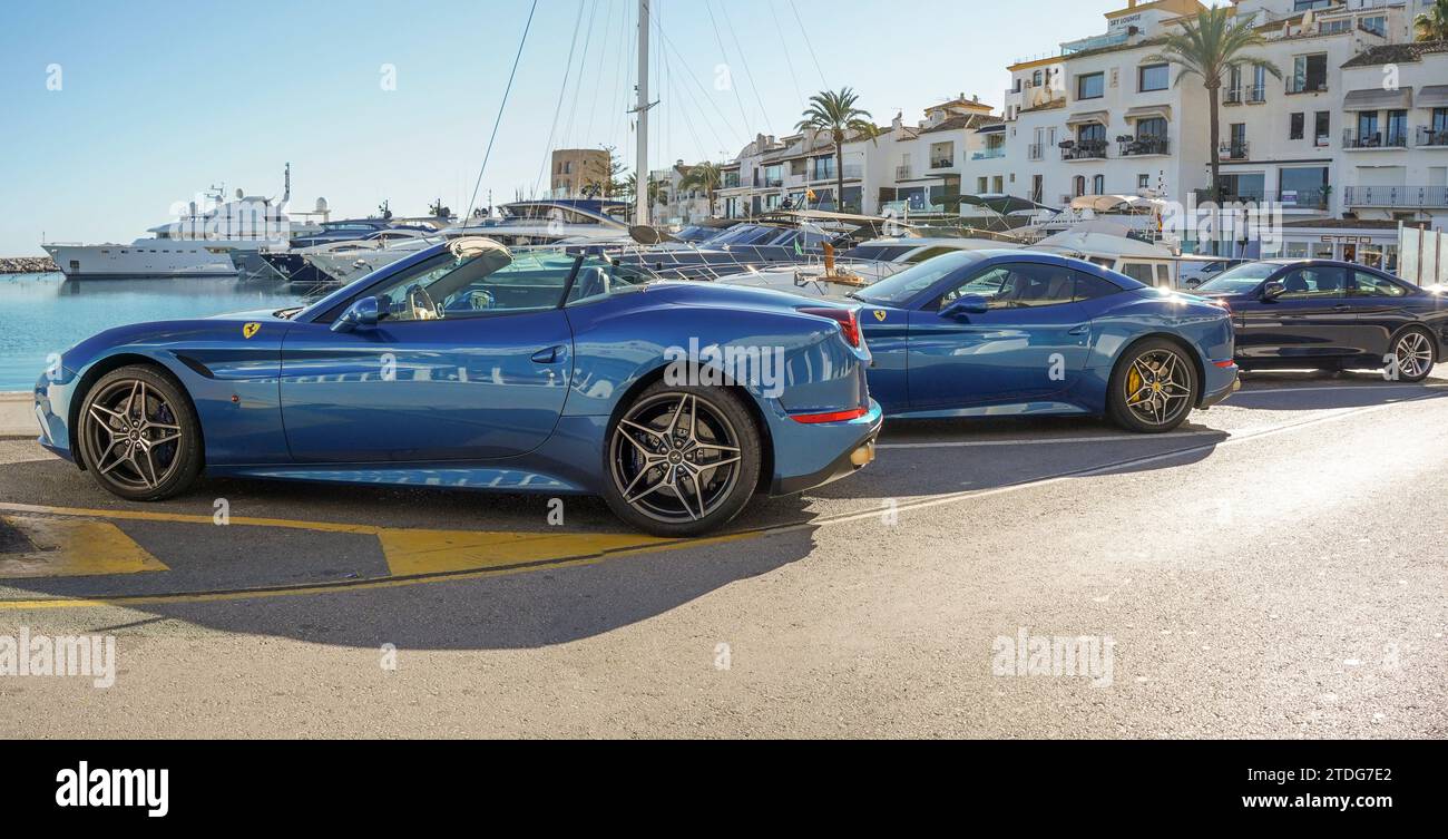 Ferrari garée dans le port de luxe de Puerto Banus, Marbella, Costa del sol, Espagne. Banque D'Images