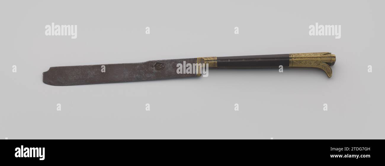 Couteau avec un manche d'ébène, anonyme, 1550 - 1600 couteau avec lame de fer. Il est d'ébène, la transition de la lame à la poignée est en cuivre. La couronne de cuivre contient une fissure et est décorée de fleurs de chaque côté Nuremberg heft : ébène (bois). heft : cuivre (métal). lemmet : couteau de gravure en fer (métal) avec lame de fer. Il est d'ébène, la transition de la lame à la poignée est en cuivre. La couronne de cuivre contient une fissure et est décorée de fleurs de chaque côté Nuremberg heft : ébène (bois). heft : cuivre (métal). lemmet : gravure sur fer (métal) Banque D'Images