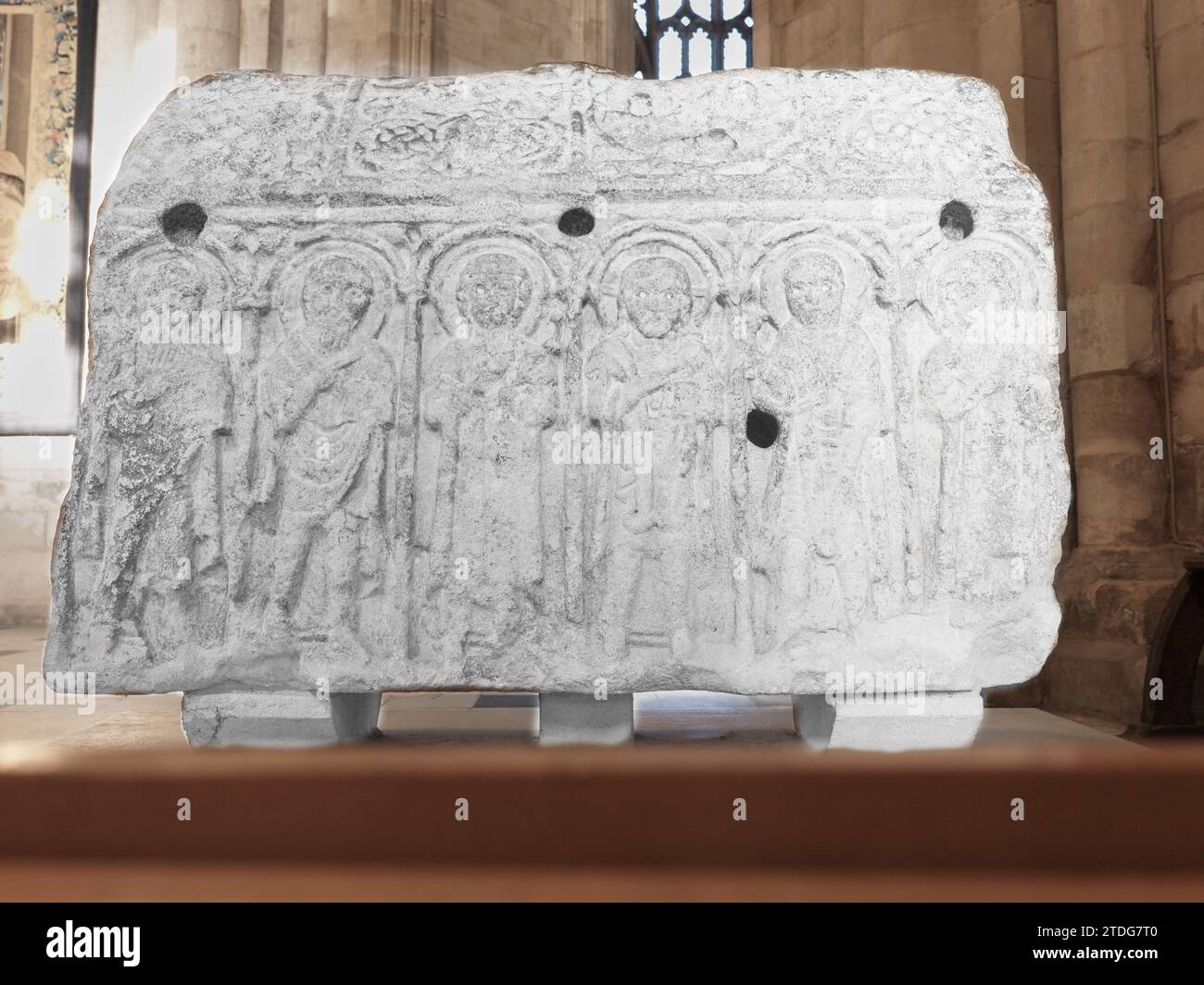 La pierre anglo-saxonne Hedda, sculptée vers 800 après JC, représentant Jésus-Christ (avec halo), Marie à sa gauche, et Pierre à sa droite, dans la cathed médiévale Banque D'Images