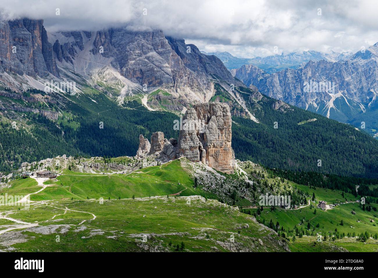 Vue de Cinque Torri avec la montagne Tofane en arrière-plan couverte de nuages. Célèbre lieu d'escalade et alpiniste dans les Dolomites, Italie. Banque D'Images