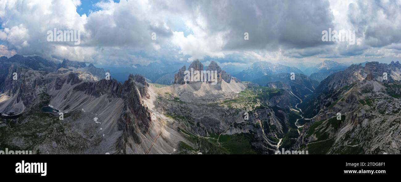 Vue panoramique aérienne de la montagne Tre cime di Lavaredo dans les Dolomites, Italie. Paysage dramatique et cinématographique. lieux très célèbres pour la randonnée. Banque D'Images