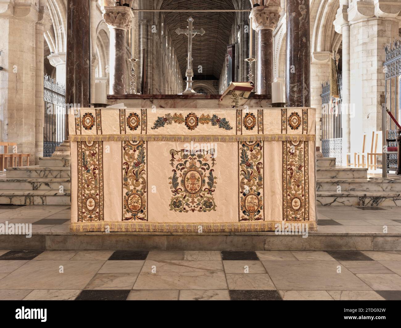 Autel dans l'abside du normand (roman) construit la cathédrale chrétienne à Peterborough, en Angleterre. Banque D'Images