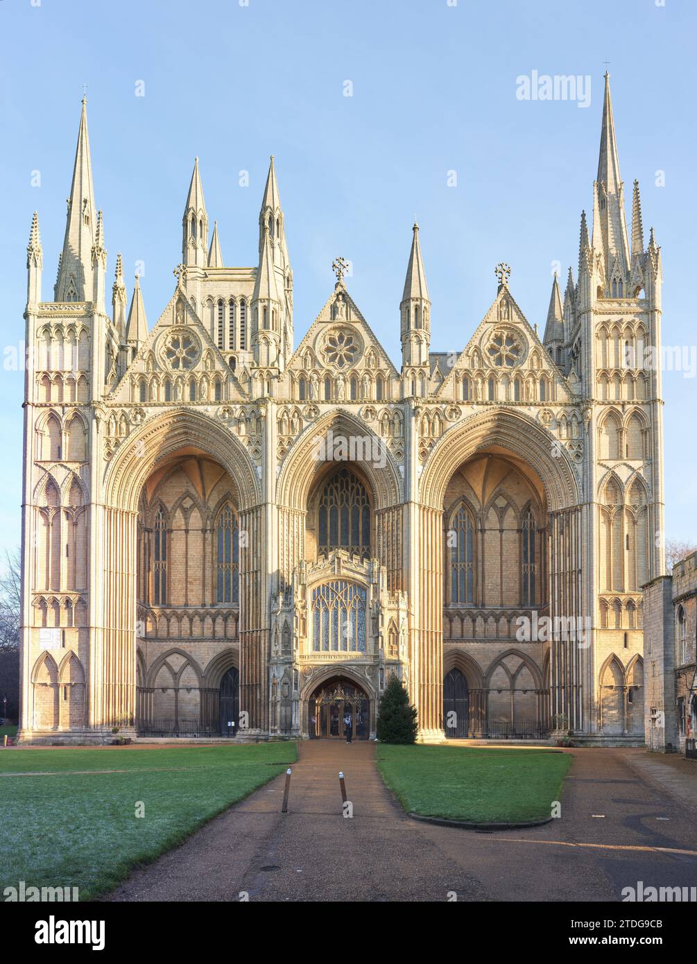 Façade ouest du normand (roman) construit cathédrale chrétienne à Peterborough, en Angleterre. Banque D'Images