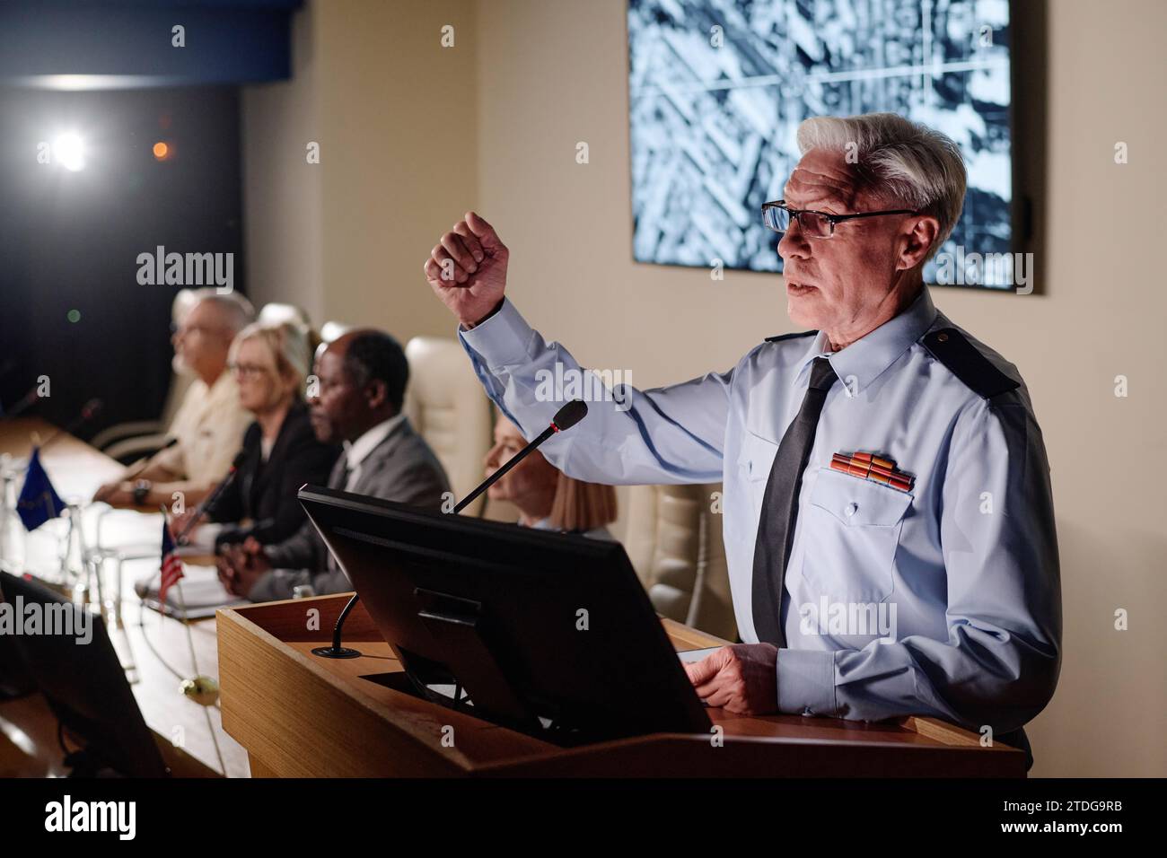 Discours de l'orateur dans le microphone pendant la conférence d'affaires Banque D'Images