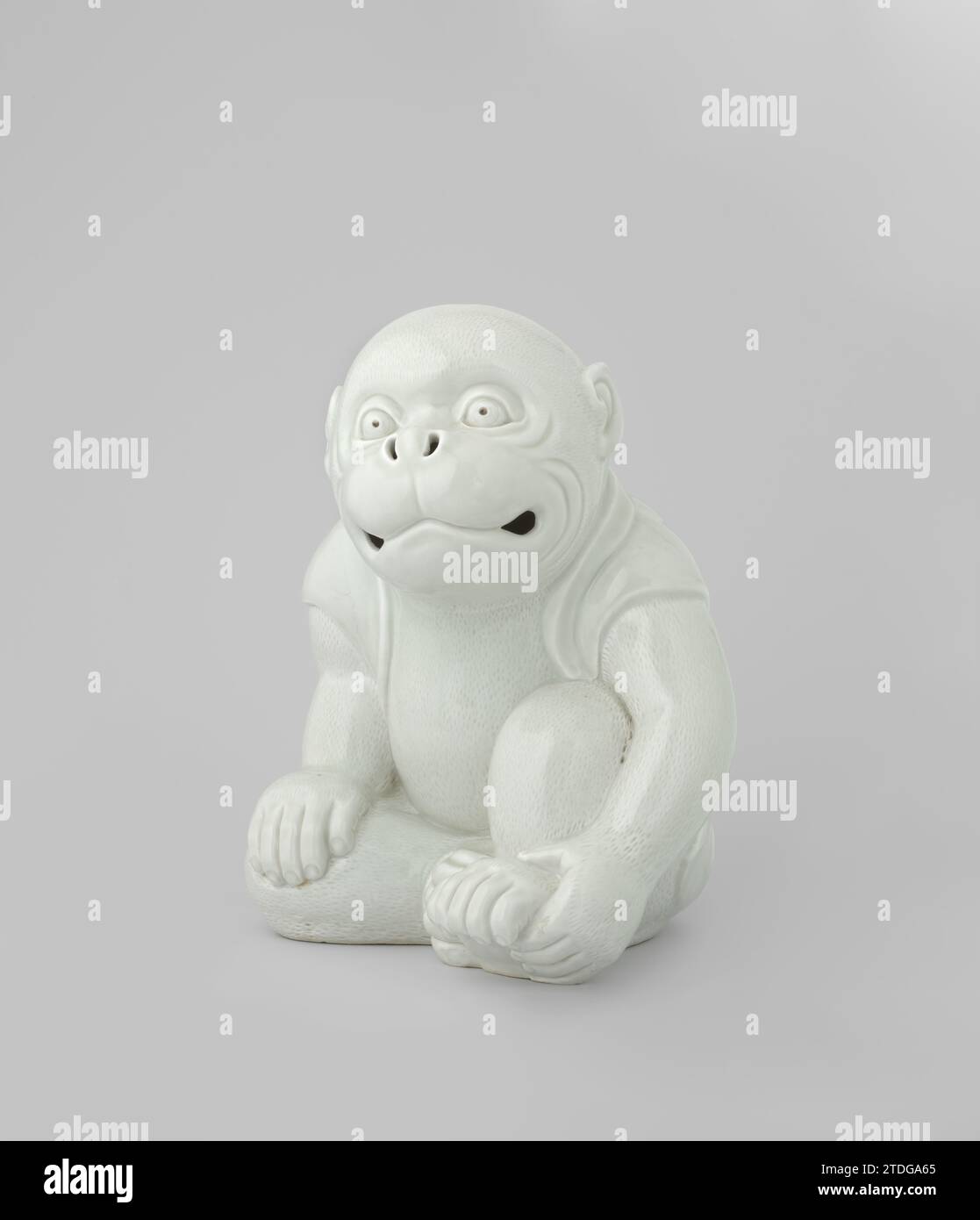 Image d'un singe assis, anonyme, 1850 - 1870 Figure de porcelaine blanche, d'un singe assis avec des traits humains, tiré un genou et avec une veste Haori. Hirado. Porcelaine du Japon Figure de porcelaine blanche, d'un singe assis avec des traits humains, tiré un genou et portant une veste Haori. Hirado. Porcelaine du Japon Banque D'Images