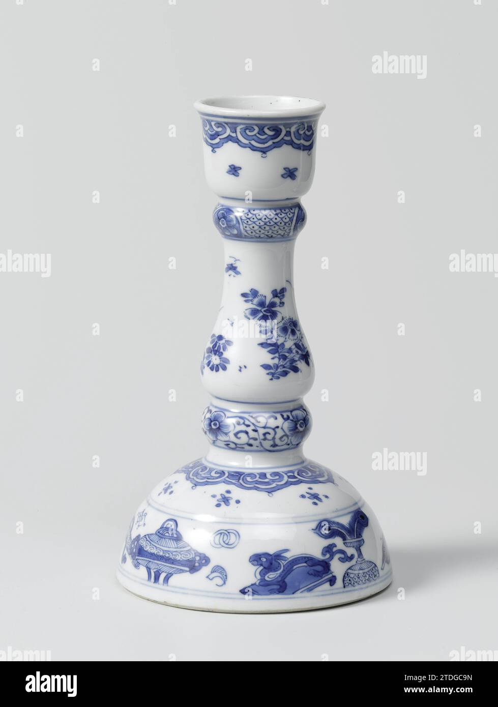 Chandelier, anonyme, v. 1700 chandelier en porcelaine sur une base haute et une voix en forme de balustre, peinte en bleu sous-laque. Suite à un lien avec des antiquités (Qin emballé, brûleur d'encens, vase avec des ressorts de paon, sceptre, livres, rouleaux, Go). Au-dessus et sur le bord une bande avec des motifs Ruyi. Le tronc avec des branches de fleurs (aster, splendidanjer) et des papillons. En dessous d'un épaississement avec des vignes fleuries. Sous le bougeoir, un épaississement avec 'grenouille dérive' interrompu par des cartouches avec une fleur enregistrée sur fond bleu. Bleu blanc. Porcelaine de Chine. glaçage. cobalt (minéral) peinture / vitrificatio Banque D'Images