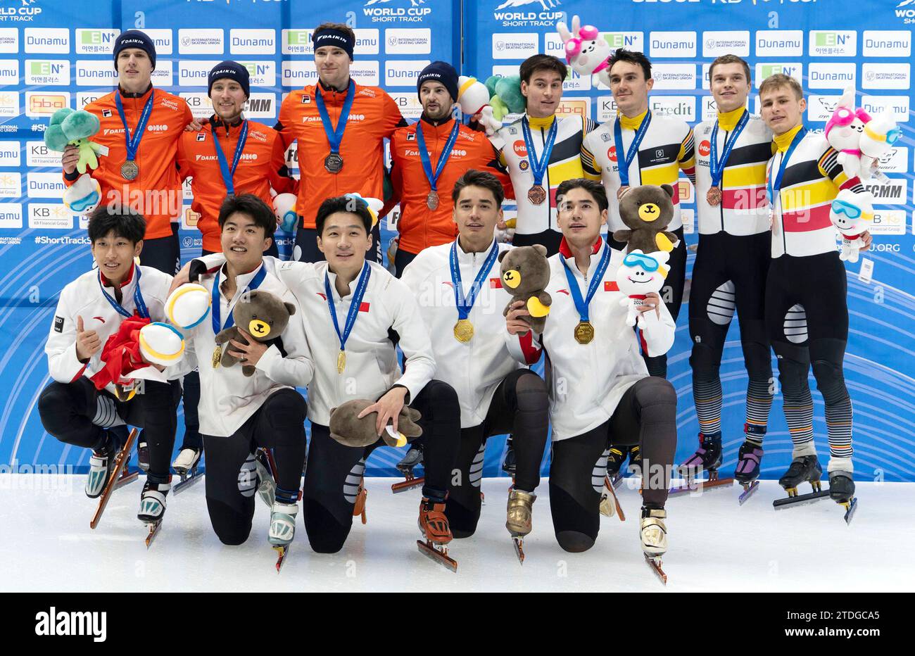 Séoul, Corée du Sud. 17 décembre 2023. De haut en haut, les patineurs de Chine (médaille d'or), des pays-Bas (médaille d'argent), de Belgique, concourent lors de la finale du relais par équipe du 5000m masculin à la coupe du monde de patinage de vitesse sur courte piste ISU 2023-2024 à la patinoire Mokdong à Séoul, Corée du Sud, le 17 décembre 2023. (Photo de Lee Young-ho/Sipa USA) crédit : SIPA USA/Alamy Live News Banque D'Images