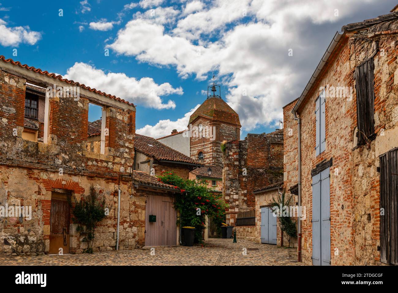 Village médiéval d'Auvillar et sa tour de l'horloge, dans le Tarn et Garonne, Occitanie, France Banque D'Images