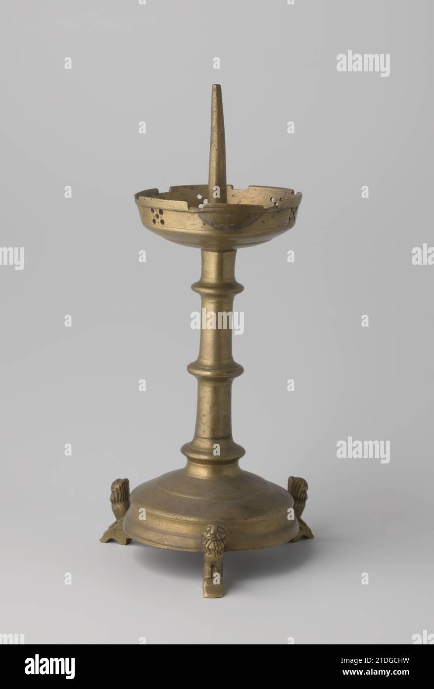 Chandelier, porté par des lions, anonyme, c. 1400 - c. 1500 l'objet est composé des parties suivantes : le pied et le tronc qui sont coulés dans un tout, le collecteur de graisse, l'épingle à bougie et les trois socles. Le tronc est creux sur le dessus jusqu'au nœud supérieur. Le rond, légèrement rehaussant le pied vers le milieu, se transforme en tronc rond avec trois nœuds. Le collecteur de graisse rond se connecte, qui a presque la même section transversale que le pied, et dont le fond est légèrement. Le bord relevé à six inclinaisons a été animé de six ornements, consistant en une perforation en forme de cinq passes Banque D'Images