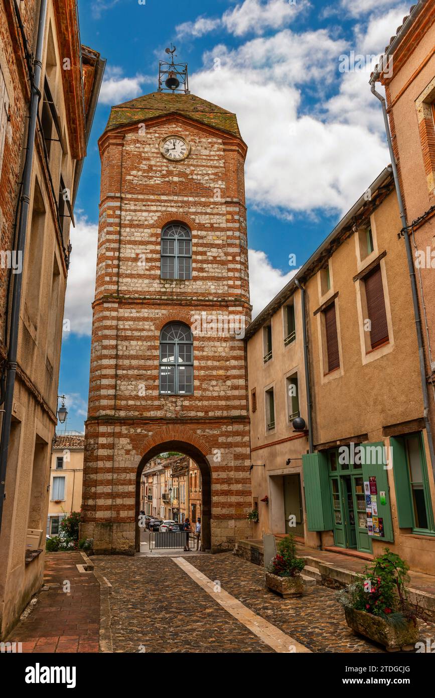 Village médiéval d'Auvillar et sa tour de l'horloge, dans le Tarn et Garonne, Occitanie, France Banque D'Images