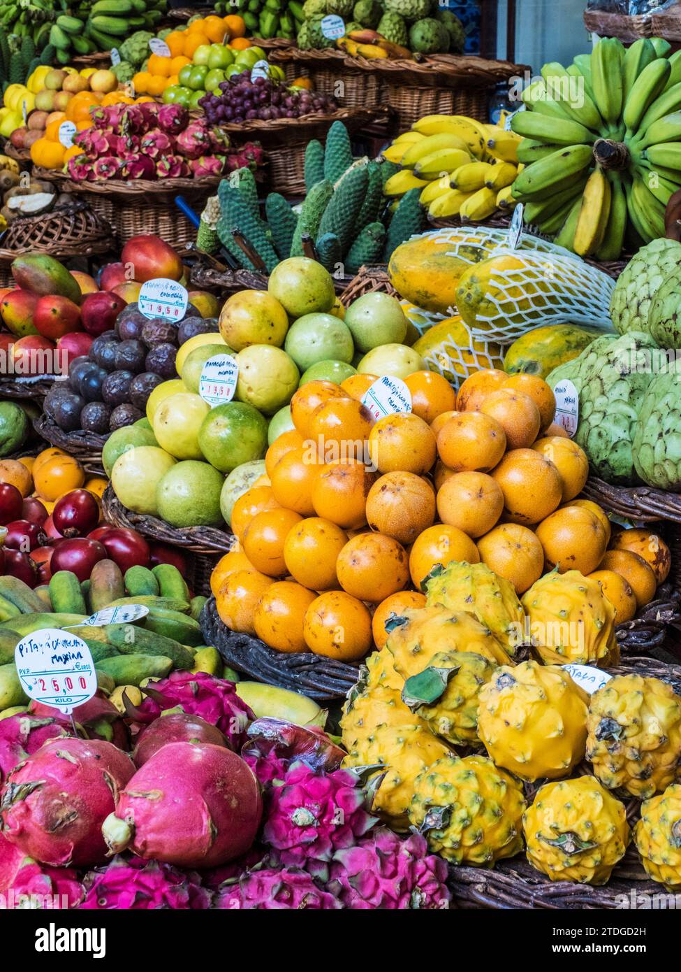 Fruits frais exposés sur un étal dans le Mercado do Lavradores à Funchal, Madère. Banque D'Images