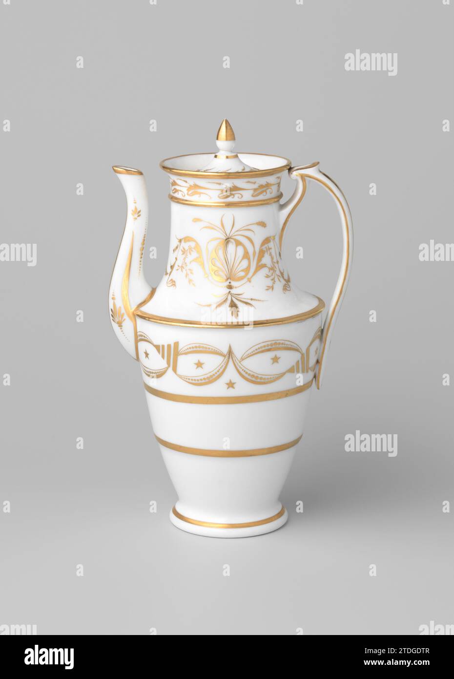 Cafetière avec sprays de fleurs stylisés et bordures ornementales, anonyme, c. 1800 - c. 1824 poêle à café en porcelaine, peinte sur la glaçure en or. La cruche a un corps en forme de vase, un bec en forme de S et une oreille haute, dont le haut est relié au bord. Le ventre est avec des lignes dorées divisées en trois pneus larges avec un pendule d'étoiles dans le haut, des formes de demi-lune avec des points et des triangles. Sur le cou deux fois une branche de fleur stylisée et sur le bord des vignes de fleurs. Le bec avec des lignes dorées et des fleurs stylisées. Le couvercle avec une fleur de pneu vignes. Empire. Porcelaine de France. glaçage. or (métal Banque D'Images