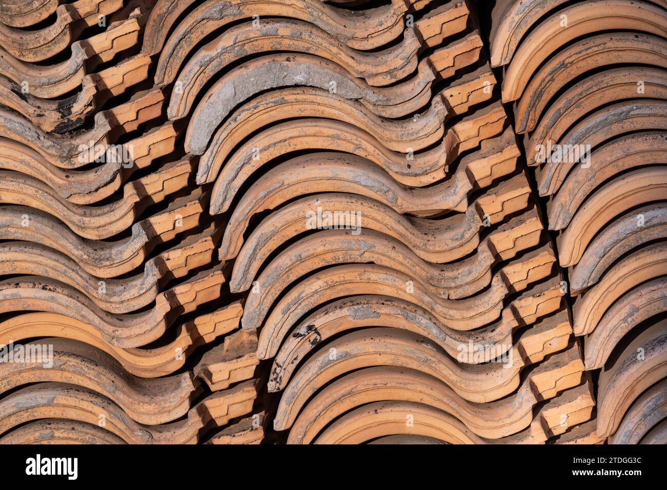 Gros plan de tuiles en céramique en terre cuite incurvées et texturées utilisées dans la construction de maisons dans toute l'Espagne, l'Italie et le Portugal et d'autres pays du sud de l'Europe Banque D'Images