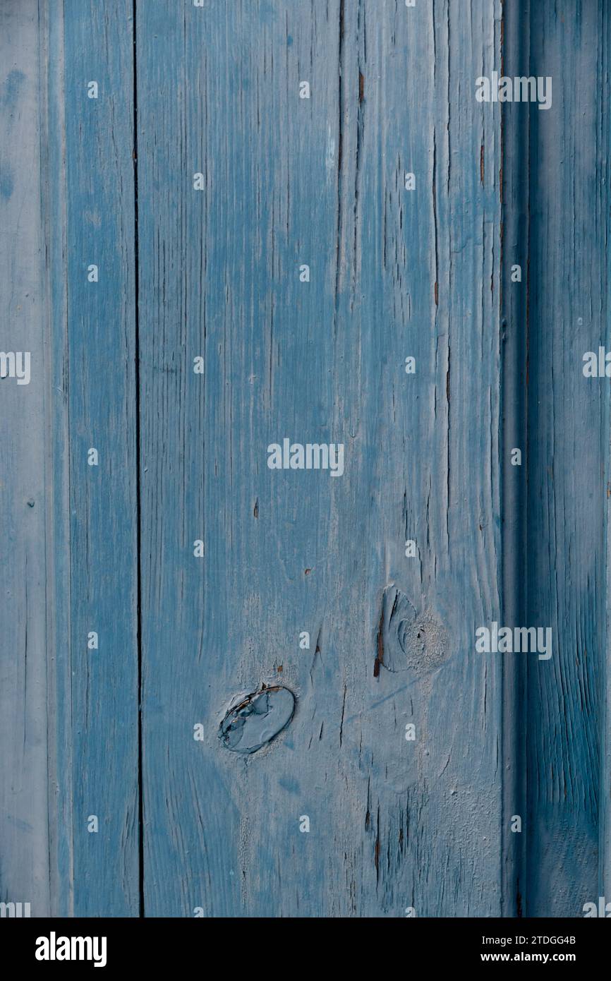 Gros plan, section de détail abstrait de panneaux de clôture en bois peints bleus avec surface peinte, patinée, texturée et granuleuse. Banque D'Images