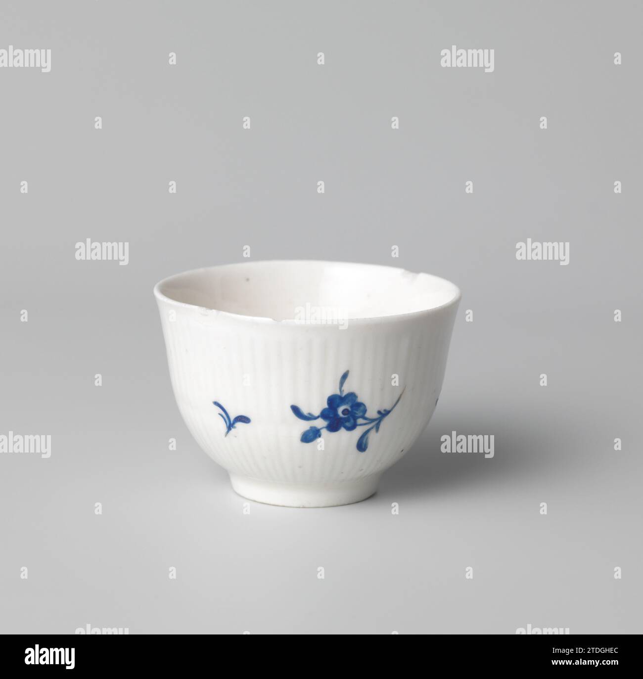 Tête, peinte avec des fleurs et des feuilles saupoudreuses, c. 1780 - c. 1784 tête sans oreille, en porcelaine, peinte avec des fleurs et des feuilles saupoudreuses en bleu. Loosdrecht porcelaine tête sans oreille, en porcelaine, peinte avec des fleurs et des feuilles saupoudrantes en bleu. Porcelaine de Loosdrecht Banque D'Images