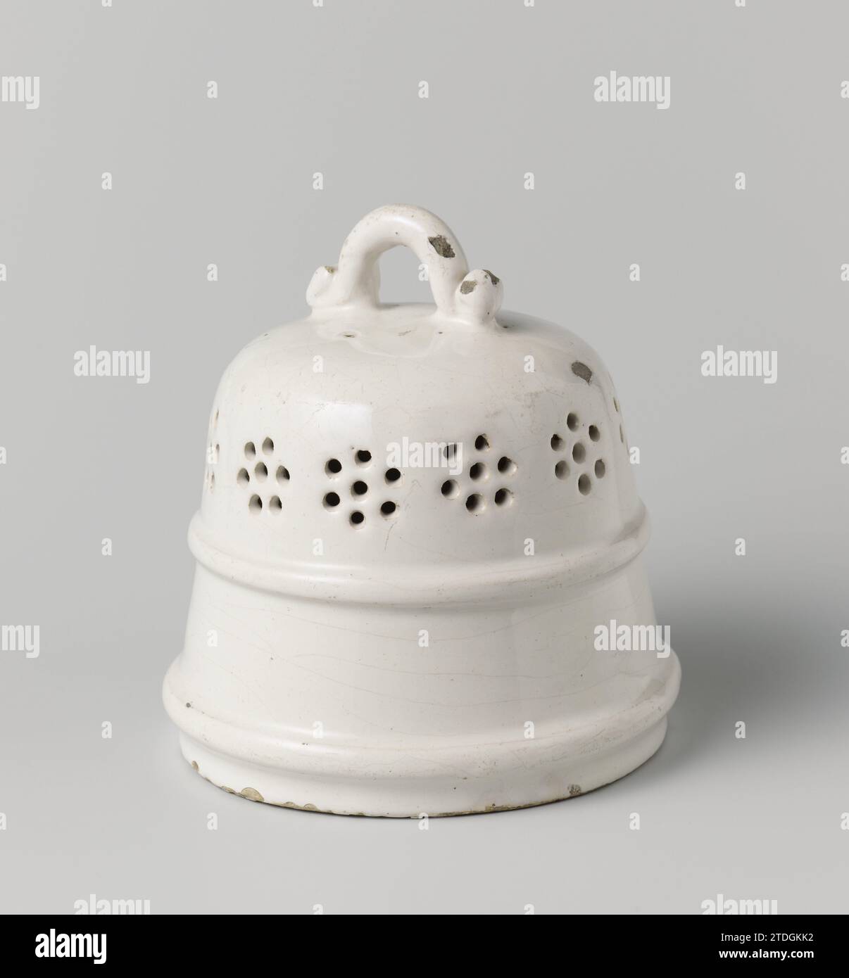 Stolp avec deux pneus imposés et onze rosettes ajourées, anonyme, c. 1680 - c. 1760 bol de cloche conique mince de faïence non décorée, avec deux pneus imposés, onze rosettes ajourées et une oreille en forme de C sur le dessus. Faïence de Delft (peut-être). glaçure d'étain. Pot de cloche conique mince de faïence non décorée, avec deux pneus imposés, onze rosettes ajourées et une oreille en forme de C sur le dessus. Faïence de Delft (peut-être). glaçure d'étain. Banque D'Images