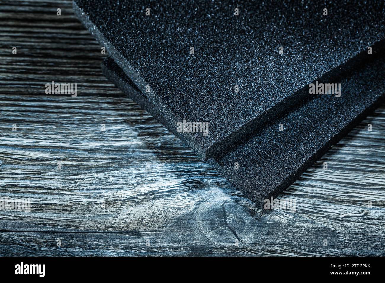 Tampons abrasifs sur planche en bois vintage Banque D'Images