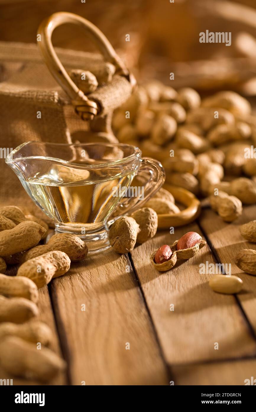 Composition de cacahuètes sur des planches de bois Banque D'Images