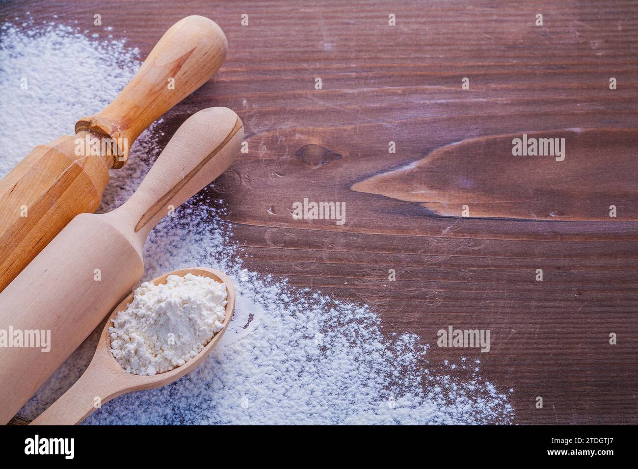 CopySpace image cuillère en bois avec farine naturelle blanche et rouleau à pâtisserie sur planche vintage version horizontale concept de nourriture et de boisson Banque D'Images