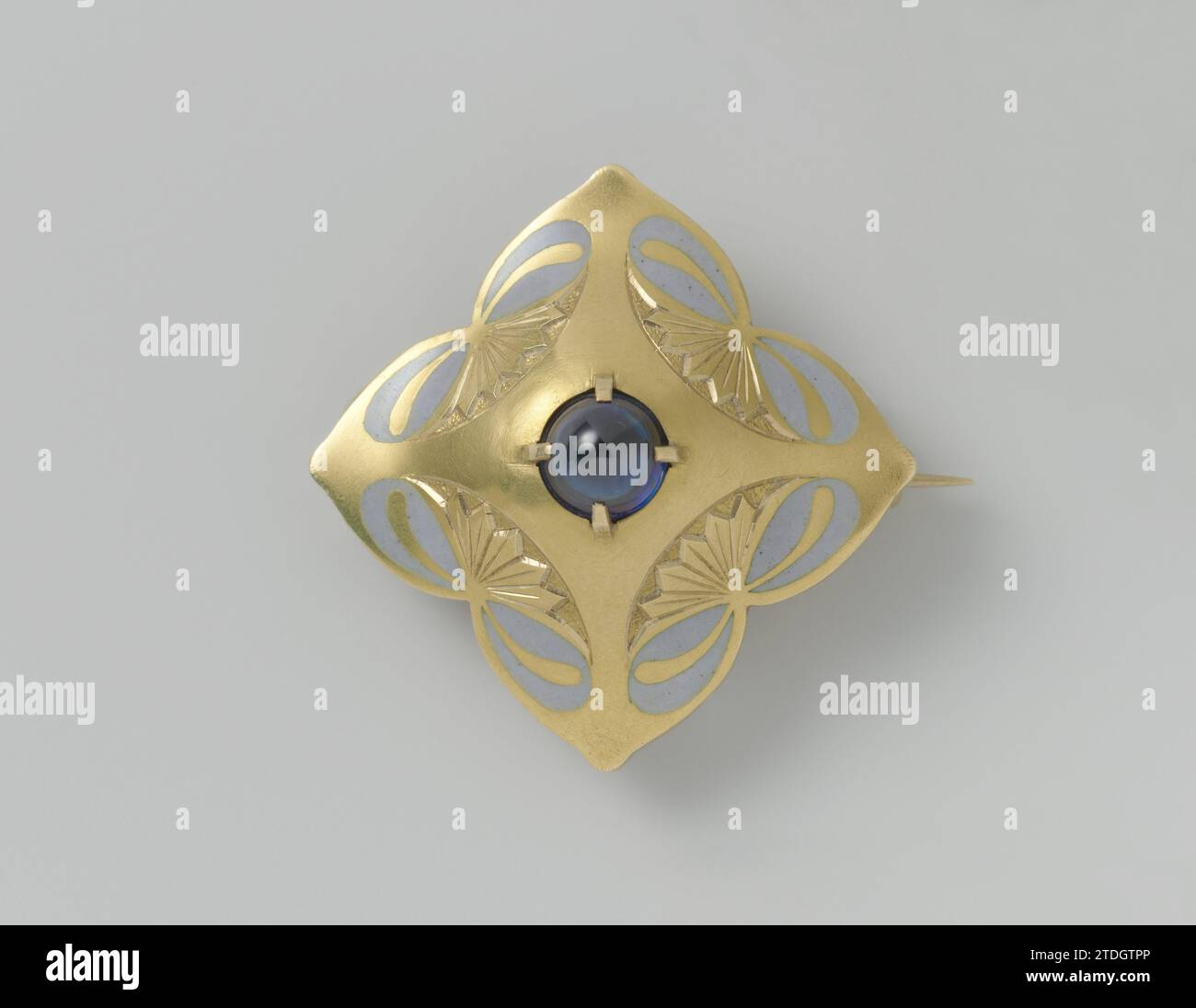 Broche, Lodewijk Willem van Kooten (II), c. 1908 - c. 1911 broche d'or, décorée de fleurs stylisées en relief, avec émail gris et avec une étoile-saphir au milieu. Amsterdam Gold (métal). saphir (minéral). Broche d'or, décorée de fleurs stylisées en relief, avec émail gris et avec une étoile-saphir au milieu. Amsterdam Gold (métal). saphir (minéral). Banque D'Images