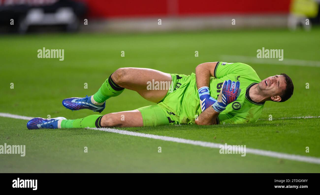 Londres, Royaume-Uni. 17 décembre 2023 - Brentford - Aston Villa - Premier League - GTech Stadium. Emiliano Martinez d'Aston Villa tombe « blessé » après être entré en contact avec Neal Maupay lors du match de Premier League contre Brentford. Crédit photo : Mark pain/Alamy Live News Banque D'Images