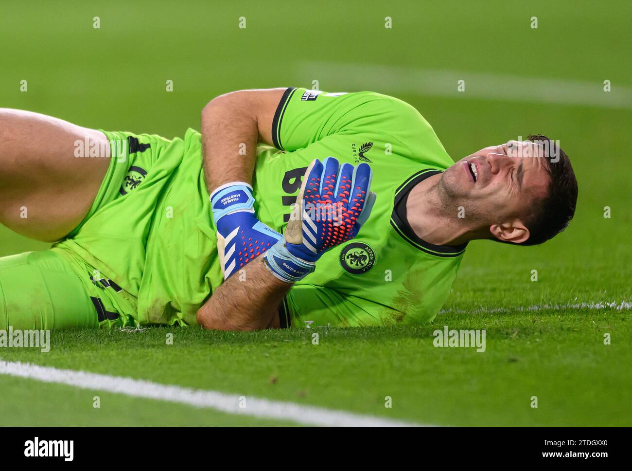 Londres, Royaume-Uni. 17 décembre 2023 - Brentford - Aston Villa - Premier League - GTech Stadium. Emiliano Martinez d'Aston Villa tombe « blessé » après être entré en contact avec Neal Maupay lors du match de Premier League contre Brentford. Crédit photo : Mark pain/Alamy Live News Banque D'Images