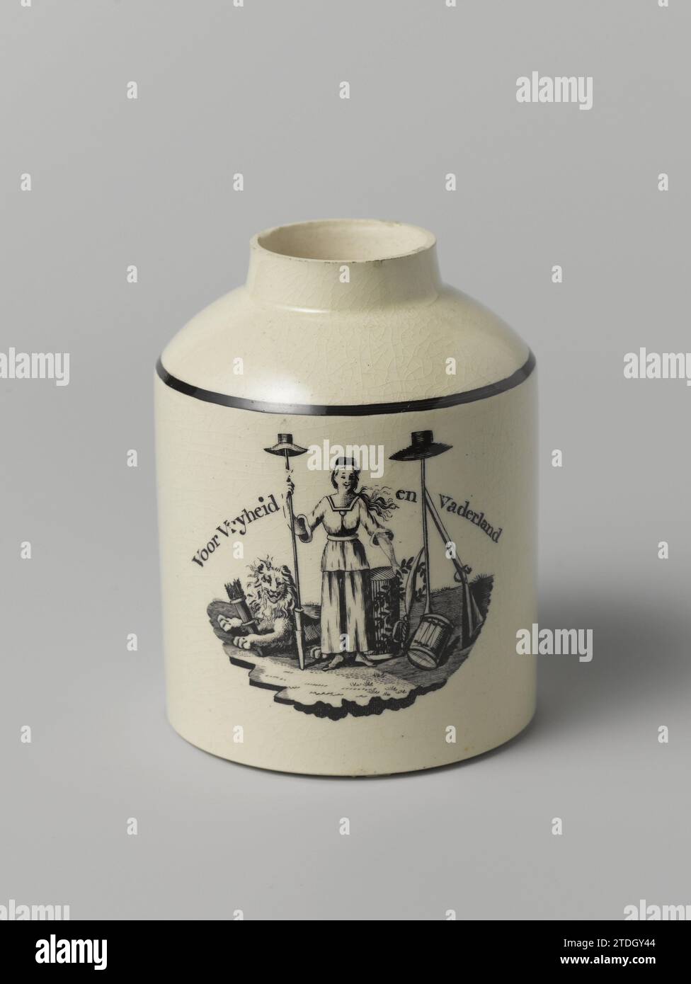 Boîte à thé, anonyme, c. 1785 - c. 1795 levier à thé cylindrique de poterie cuite au four, avec un transfert sous la glaçure. Le sommet du bus est arqué et possède un col cylindrique étroit et court. Le couvercle est manquant. Le transfert a la présentation de la liberté -colombée avec des attributs et l'inscription 'pour la liberté et la patrie' à Zwart. Leeds faïence levier à thé cylindrique de poterie cuite au four dur, avec un transfert sous la glaçure. Le sommet du bus est arqué et possède un col cylindrique étroit et court. Le couvercle est manquant. Le transfert a la présentation de la liberté -timberé avec attrib Banque D'Images