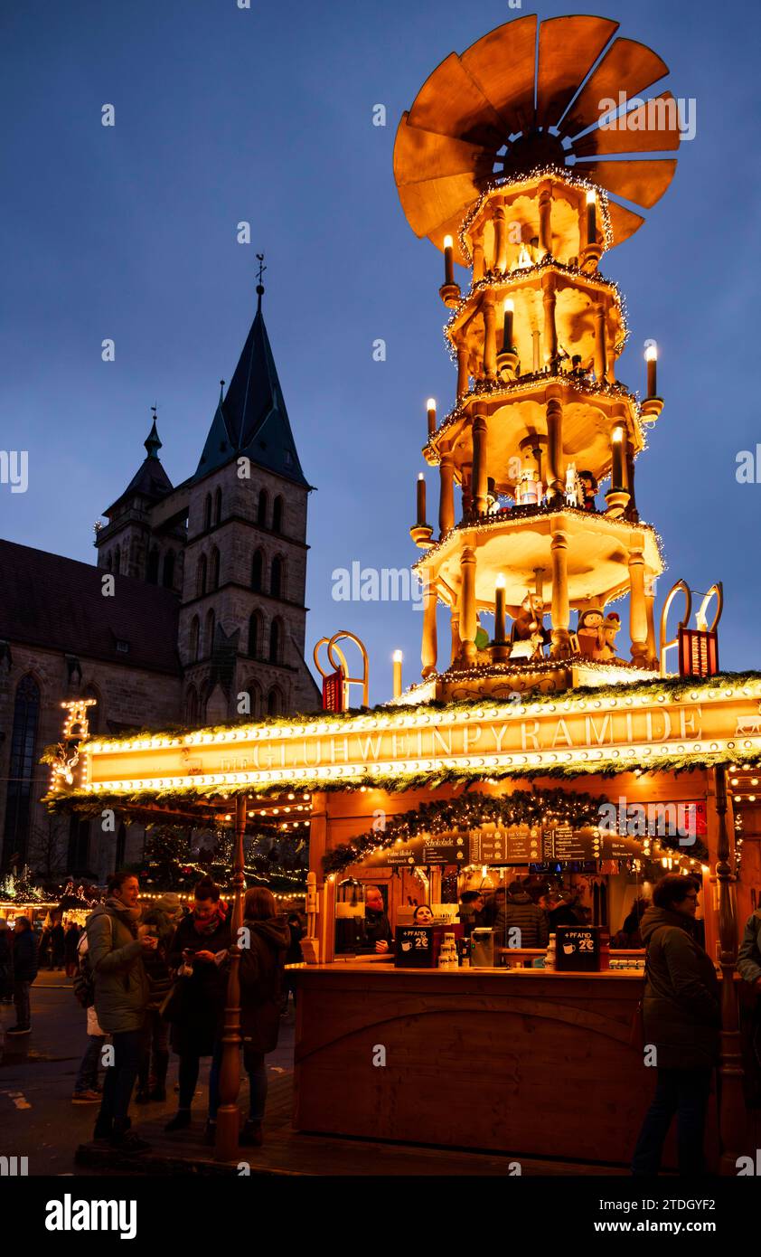 Marché de Noël, pyramide de Noël, église St Dionys, vieille ville, Esslingen am Neckar, heure bleue, Baden-Wuerttemberg, Allemagne Banque D'Images