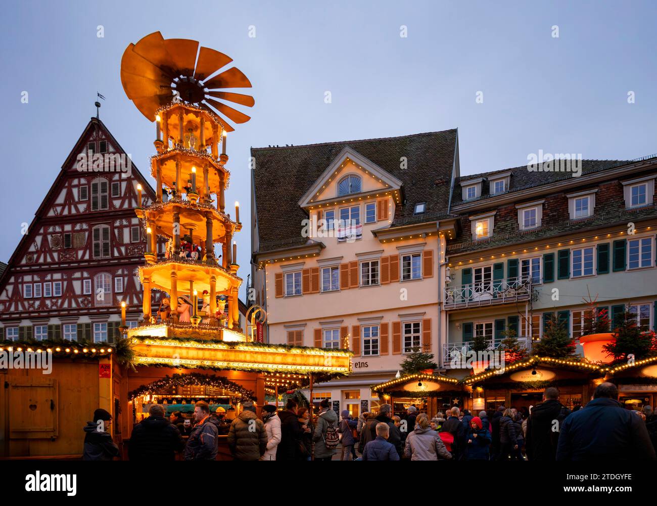Marché de Noël, pyramide de Noël, vieille ville, Esslingen am Neckar, heure bleue, Baden-Wuerttemberg, Allemagne Banque D'Images