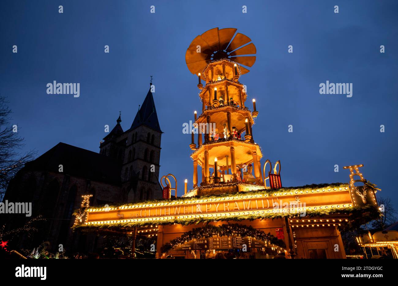 Marché de Noël, pyramide de Noël, église St Dionys, vieille ville, Esslingen am Neckar, heure bleue, Baden-Wuerttemberg, Allemagne Banque D'Images