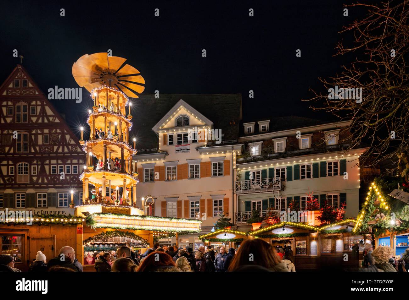 Veilleuse, marché de Noël, pyramide de Noël, vieille ville, Esslingen am Neckar, heure bleue, Baden-Wuerttemberg, Allemagne Banque D'Images