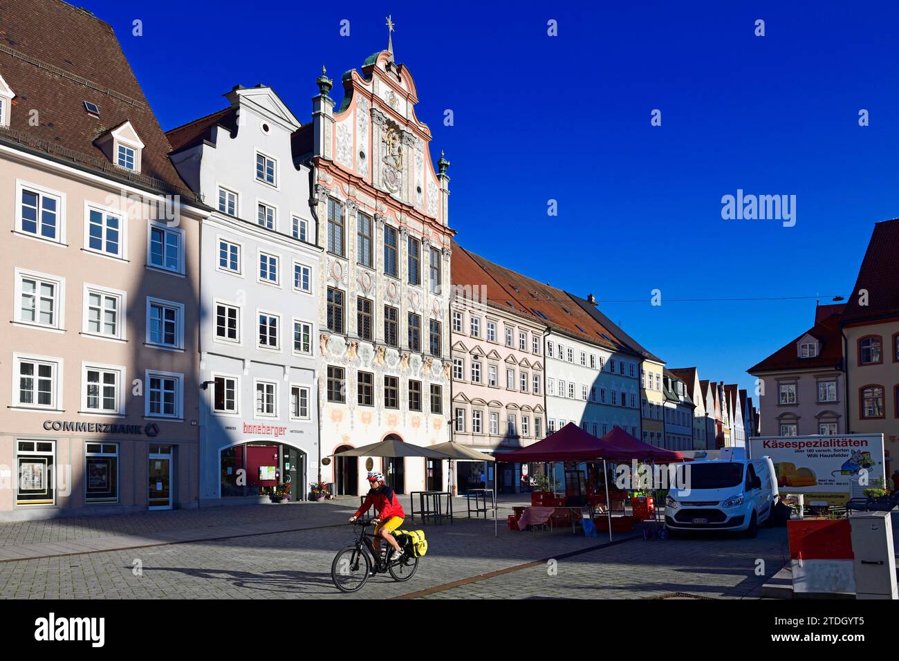 Cycliste devant le marché dans le vieux centre-ville, en arrière-plan l'hôtel de ville historique, Landsberg am Lech, haute-Bavière, Bavière, Allemagne Banque D'Images