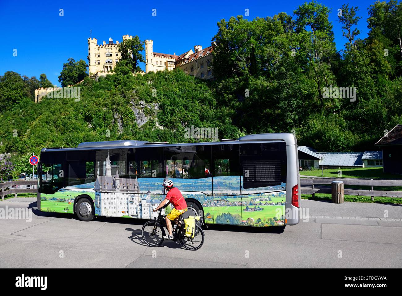 Cycliste devant le château de Hohenschwangau, haute-Bavière, Bavière, Allemagne Banque D'Images