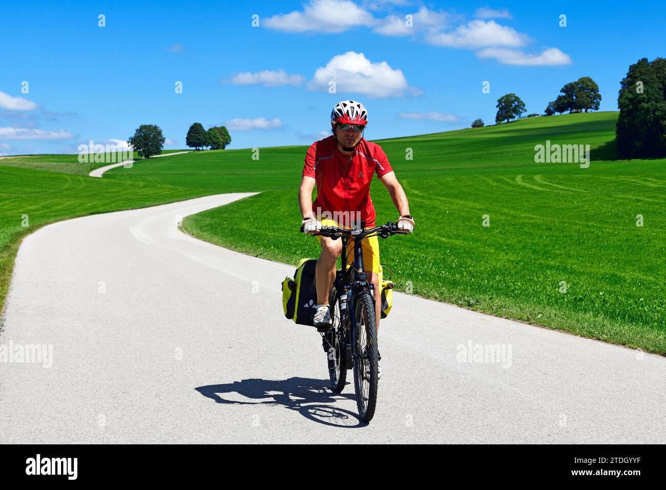 Cycliste sur une route de campagne de livre d'images près de Berg, lac Starnberg, haute-Bavière, Bavière, Allemagne Banque D'Images