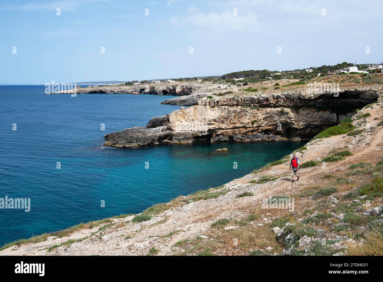 Randonneurs sur la côte rocheuse de San Marina de Leuca, province de Lecce, Salento, Pouilles, Italie Banque D'Images