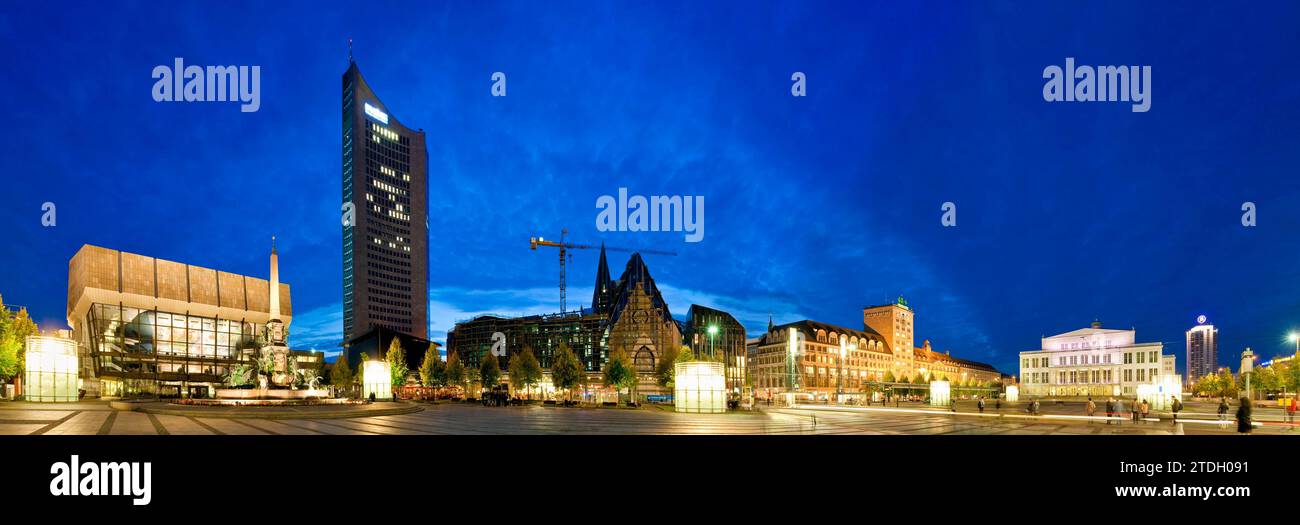 Augustusplatz est situé au bout de Grimmmaische Strasse à Leipzig. Il mesure environ 40 000 mÂ² et est entouré par l'opéra Banque D'Images