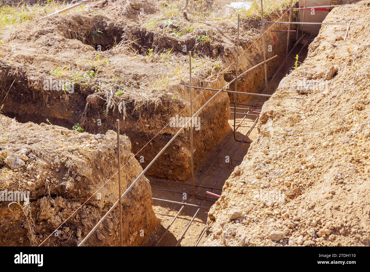 Des fondations sont en cours de préparation pour le coulage de béton en creusant des tranchées Banque D'Images