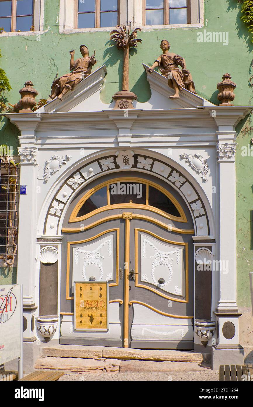Le magnifique portail Renaissance de l’ancienne brasserie Zum Palmenbaum (construite entre 1583 et 1593) est couronné par un ajout baroque ajouté en 1700 Banque D'Images