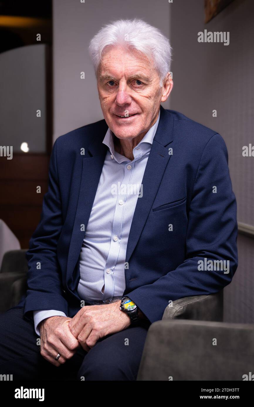 Bruxelles, Belgique. 18 décembre 2023. Hugo Broos pose pour le photographe lors d'une cérémonie pour le Trophée Raymond Goethals et le Prix Dominique d'Onofrio, le lundi 18 décembre 2023 à Bruxelles. Le Trophée Raymond Goethals est réservé aux entraîneurs belges, actifs en Jupiler Pro League ou à l’étranger. Le Prix Dominique d'Onofrio 2023 est réservé aux débutants de la Jupiler Pro League depuis la saison 2022-2023 et n'ayant plus que 20 ans au 31 décembre 2023. BELGA PHOTO LAURIE DIEFFEMBACQ crédit : Belga News Agency/Alamy Live News Banque D'Images