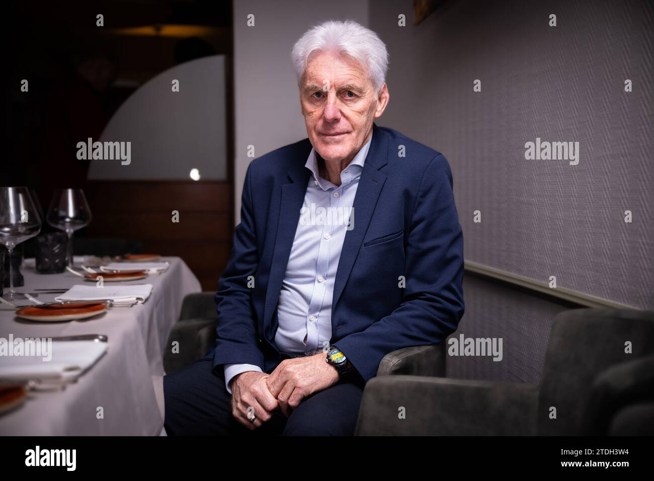 Bruxelles, Belgique. 18 décembre 2023. Hugo Broos pose pour le photographe lors d'une cérémonie pour le Trophée Raymond Goethals et le Prix Dominique d'Onofrio, le lundi 18 décembre 2023 à Bruxelles. Le Trophée Raymond Goethals est réservé aux entraîneurs belges, actifs en Jupiler Pro League ou à l’étranger. Le Prix Dominique d'Onofrio 2023 est réservé aux débutants de la Jupiler Pro League depuis la saison 2022-2023 et n'ayant plus que 20 ans au 31 décembre 2023. BELGA PHOTO LAURIE DIEFFEMBACQ crédit : Belga News Agency/Alamy Live News Banque D'Images