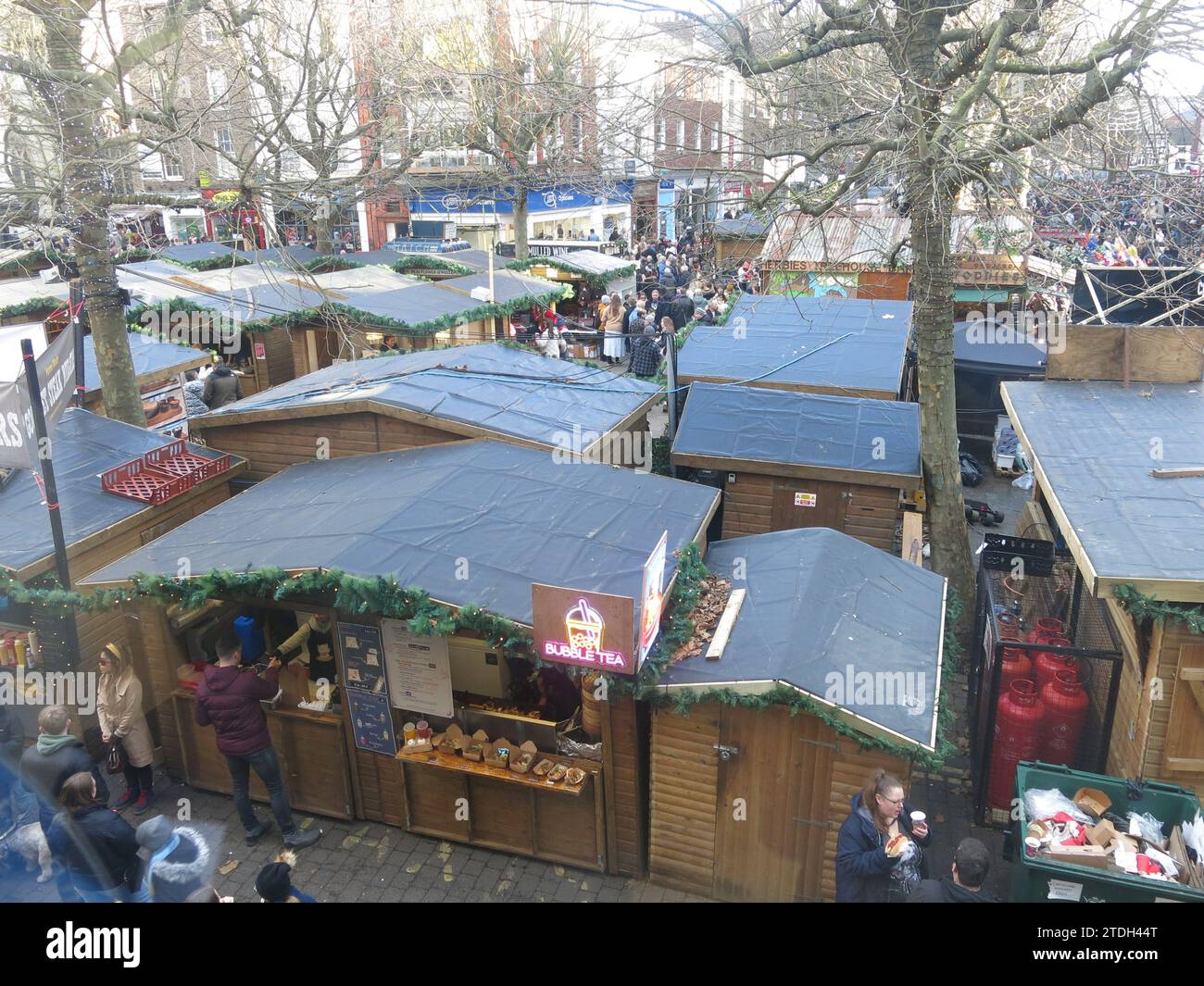 York's Christmas Market 2023 : les chalets alpins de St Sampson Square créent une atmosphère festive avec du vin chaud, des plats chauds et des stands de cadeaux. Banque D'Images