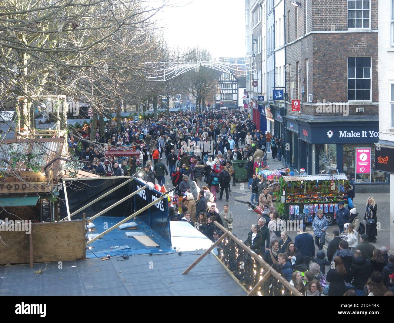 Les clients sillonnent les rues au festival de Noël de York de 2023, avec des chalets alpins festifs sur la place St Sampson et le long de la rue du Parlement. Banque D'Images