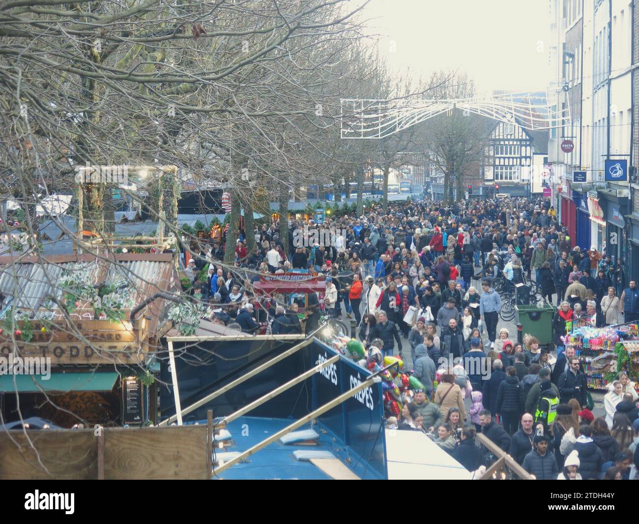 Les clients sillonnent les rues au festival de Noël de York de 2023, avec des chalets alpins festifs sur la place St Sampson et le long de la rue du Parlement. Banque D'Images