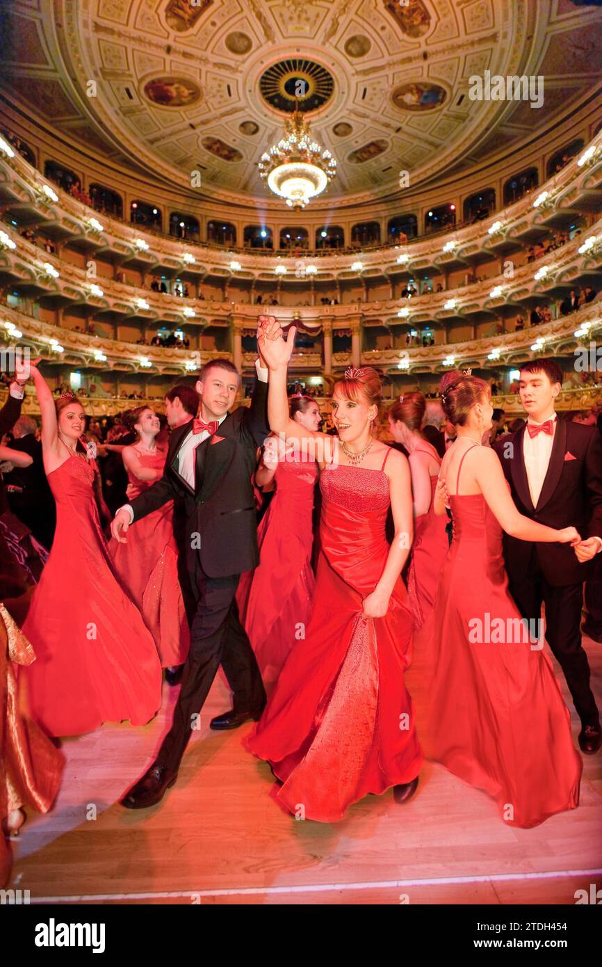 Débutantes au bal de l'Opéra de Semper. Après la tension de l'ouverture avec la valse viennoise, les débutantes dansent exubéramment à Perter Kraus Banque D'Images